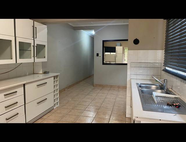 2.5 BEDROOM FLAT TO LET IN ESSENWOOD